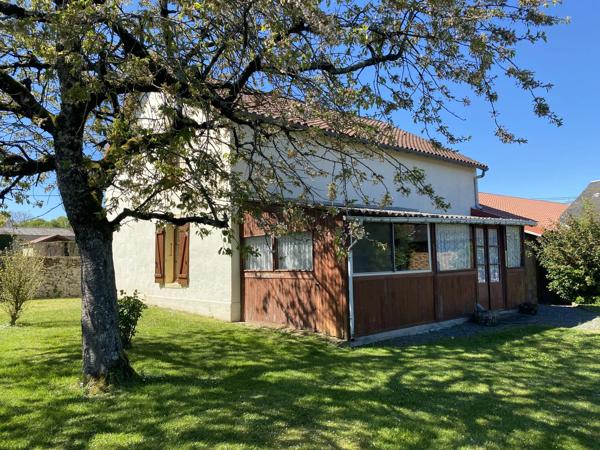 Une charmante maison de campagne avec granges et joli jardin!