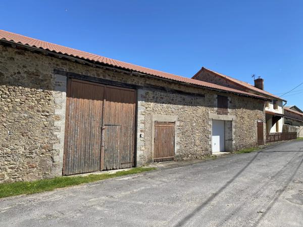 Une charmante maison de campagne avec granges et joli jardin!