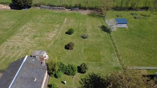 Une charmante maison de campagne avec granges et joli jardin!