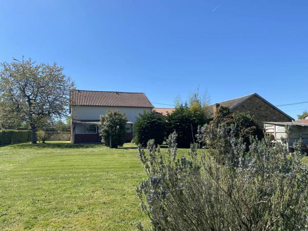 Une charmante maison de campagne avec granges et joli jardin!