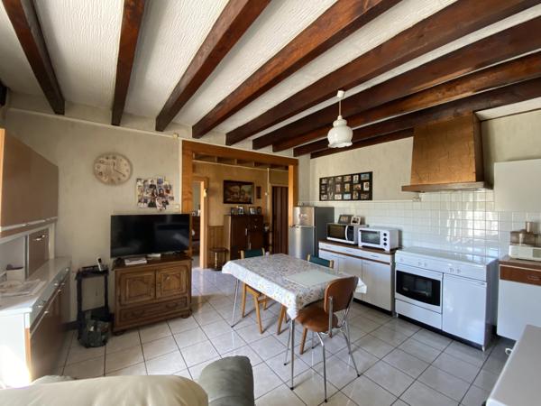 Une charmante maison de campagne avec granges et joli jardin!
