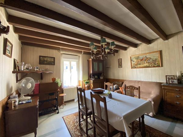 Une charmante maison de campagne avec granges et joli jardin!