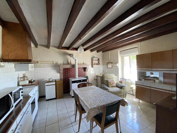 Une charmante maison de campagne avec granges et joli jardin!