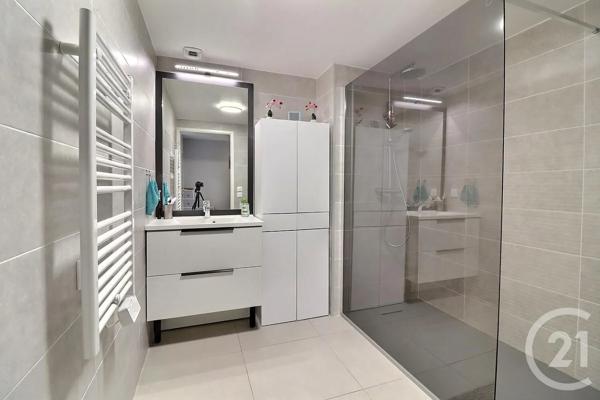 Appartement T4 à vendre  4 pièces - 88,50 m 2   ST RAPHAEL  - 83