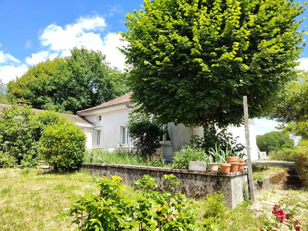 Maison familiale à pied du centre de Piégut-Pluviers