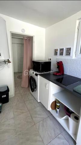 Dans la ville dynamique de Melun, à 5mn à pieds de la gare, venez découvrir ce charmant studio et son jardin ensoleillé.

Au sein d'une meulière trés bien entretenue et comprenant 3 logements, une entrée privée et indépendante vous mènera à la terrasse et au jardin.
Le studio, composé d'une pièce à vivre, d'une cuisine indépendante et d'une salle de douche est en trés bon état.
Un magnifique jardin de 70m2 n'attend que votre transat.
Il est possible d'agrandir le bien avec une extension de 15m2 (plans déjà réalisés par un architecte)

Le studio est actuellement loué en location Airbnb avec un loyer de 650 euros. Il est donc possible de l'acheter loué ou libre.

Charges comprenant l'eau 80 euros par mois (syndic bénévole)
Nouvelle étiquette E.

Ne passez pas à côté de cette opportunité et contactez moi vite pour une visite.