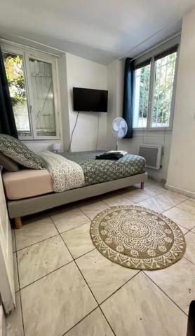 Dans la ville dynamique de Melun, à 5mn à pieds de la gare, venez découvrir ce charmant studio et son jardin ensoleillé.

Au sein d'une meulière trés bien entretenue et comprenant 3 logements, une entrée privée et indépendante vous mènera à la terrasse et au jardin.
Le studio, composé d'une pièce à vivre, d'une cuisine indépendante et d'une salle de douche est en trés bon état.
Un magnifique jardin de 70m2 n'attend que votre transat.
Il est possible d'agrandir le bien avec une extension de 15m2 (plans déjà réalisés par un architecte)

Le studio est actuellement loué en location Airbnb avec un loyer de 650 euros. Il est donc possible de l'acheter loué ou libre.

Charges comprenant l'eau 80 euros par mois (syndic bénévole)
Nouvelle étiquette E.

Ne passez pas à côté de cette opportunité et contactez moi vite pour une visite.