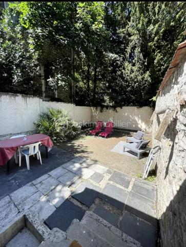 Dans la ville dynamique de Melun, à 5mn à pieds de la gare, venez découvrir ce charmant studio et son jardin ensoleillé.

Au sein d'une meulière trés bien entretenue et comprenant 3 logements, une entrée privée et indépendante vous mènera à la terrasse et au jardin.
Le studio, composé d'une pièce à vivre, d'une cuisine indépendante et d'une salle de douche est en trés bon état.
Un magnifique jardin de 70m2 n'attend que votre transat.
Il est possible d'agrandir le bien avec une extension de 15m2 (plans déjà réalisés par un architecte)

Le studio est actuellement loué en location Airbnb avec un loyer de 650 euros. Il est donc possible de l'acheter loué ou libre.

Charges comprenant l'eau 80 euros par mois (syndic bénévole)
Nouvelle étiquette E.

Ne passez pas à côté de cette opportunité et contactez moi vite pour une visite.