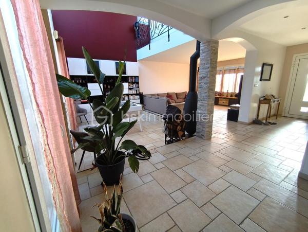 A 5mns de Claye-Souilly, au sein d’une petite commune paisible venez découvrir cette magnifique maison de 210m2, édifiée sur parcelle de plus de 800 m².

Dès l'entrée, vous serez séduit par sa pièce de vie de plus de 60m2 et sa grande verrière de 16m2 au niveau du toit, offrant un magnifique puit de lumière. 
Cuisine ouverte entièrement équipée et aménagée, poêle à bois et accès direct à la terrasse. 
Toujours au rdc, un bureau ou chambre de près de 12m2, une salle d’eau, un cellier et un wc.

À l'étage : Une superbe mezzanine de prêt de 16m², avec vue plongeante sur le séjour, dessert 4 belles chambres dont une suite parentale avec salle de douche, une grande salle de bain et un wc.

Au sous-sol : accessible depuis l'intérieur, une pièce de près de 35m2 a été aménagé en bar discothèque, idéale pour vos moments de détente et de fête.

Enfin, à l’extérieur, vous pourrez profiter d’une belle piscine pour vous rafraîchir et vous amuser.

Garage accessible de l’intérieur.
DPE C / C, chauffage gaz + poêle à bois (chaudière neuve 2025).
Ecole maternelle et primaire à proximité, crèche.
Roissy CDG à 15mns, gare RER B à 10mns
