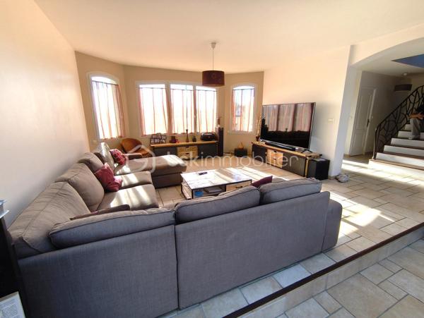 A 5mns de Claye-Souilly, au sein d’une petite commune paisible venez découvrir cette magnifique maison de 210m2, édifiée sur parcelle de plus de 800 m².

Dès l'entrée, vous serez séduit par sa pièce de vie de plus de 60m2 et sa grande verrière de 16m2 au niveau du toit, offrant un magnifique puit de lumière. 
Cuisine ouverte entièrement équipée et aménagée, poêle à bois et accès direct à la terrasse. 
Toujours au rdc, un bureau ou chambre de près de 12m2, une salle d’eau, un cellier et un wc.

À l'étage : Une superbe mezzanine de prêt de 16m², avec vue plongeante sur le séjour, dessert 4 belles chambres dont une suite parentale avec salle de douche, une grande salle de bain et un wc.

Au sous-sol : accessible depuis l'intérieur, une pièce de près de 35m2 a été aménagé en bar discothèque, idéale pour vos moments de détente et de fête.

Enfin, à l’extérieur, vous pourrez profiter d’une belle piscine pour vous rafraîchir et vous amuser.

Garage accessible de l’intérieur.
DPE C / C, chauffage gaz + poêle à bois (chaudière neuve 2025).
Ecole maternelle et primaire à proximité, crèche.
Roissy CDG à 15mns, gare RER B à 10mns
