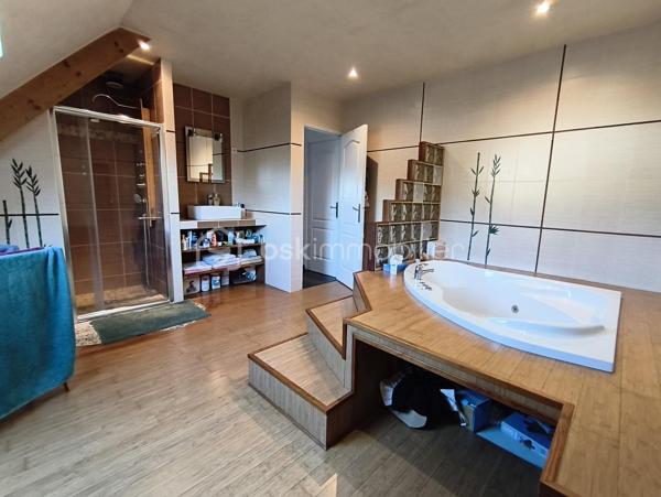 A 5mns de Claye-Souilly, au sein d’une petite commune paisible venez découvrir cette magnifique maison de 210m2, édifiée sur parcelle de plus de 800 m².

Dès l'entrée, vous serez séduit par sa pièce de vie de plus de 60m2 et sa grande verrière de 16m2 au niveau du toit, offrant un magnifique puit de lumière. 
Cuisine ouverte entièrement équipée et aménagée, poêle à bois et accès direct à la terrasse. 
Toujours au rdc, un bureau ou chambre de près de 12m2, une salle d’eau, un cellier et un wc.

À l'étage : Une superbe mezzanine de prêt de 16m², avec vue plongeante sur le séjour, dessert 4 belles chambres dont une suite parentale avec salle de douche, une grande salle de bain et un wc.

Au sous-sol : accessible depuis l'intérieur, une pièce de près de 35m2 a été aménagé en bar discothèque, idéale pour vos moments de détente et de fête.

Enfin, à l’extérieur, vous pourrez profiter d’une belle piscine pour vous rafraîchir et vous amuser.

Garage accessible de l’intérieur.
DPE C / C, chauffage gaz + poêle à bois (chaudière neuve 2025).
Ecole maternelle et primaire à proximité, crèche.
Roissy CDG à 15mns, gare RER B à 10mns