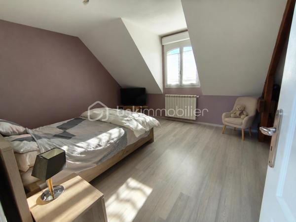 A 5mns de Claye-Souilly, au sein d’une petite commune paisible venez découvrir cette magnifique maison de 210m2, édifiée sur parcelle de plus de 800 m².

Dès l'entrée, vous serez séduit par sa pièce de vie de plus de 60m2 et sa grande verrière de 16m2 au niveau du toit, offrant un magnifique puit de lumière. 
Cuisine ouverte entièrement équipée et aménagée, poêle à bois et accès direct à la terrasse. 
Toujours au rdc, un bureau ou chambre de près de 12m2, une salle d’eau, un cellier et un wc.

À l'étage : Une superbe mezzanine de prêt de 16m², avec vue plongeante sur le séjour, dessert 4 belles chambres dont une suite parentale avec salle de douche, une grande salle de bain et un wc.

Au sous-sol : accessible depuis l'intérieur, une pièce de près de 35m2 a été aménagé en bar discothèque, idéale pour vos moments de détente et de fête.

Enfin, à l’extérieur, vous pourrez profiter d’une belle piscine pour vous rafraîchir et vous amuser.

Garage accessible de l’intérieur.
DPE C / C, chauffage gaz + poêle à bois (chaudière neuve 2025).
Ecole maternelle et primaire à proximité, crèche.
Roissy CDG à 15mns, gare RER B à 10mns