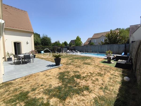 A 5mns de Claye-Souilly, au sein d’une petite commune paisible venez découvrir cette magnifique maison de 210m2, édifiée sur parcelle de plus de 800 m².

Dès l'entrée, vous serez séduit par sa pièce de vie de plus de 60m2 et sa grande verrière de 16m2 au niveau du toit, offrant un magnifique puit de lumière. 
Cuisine ouverte entièrement équipée et aménagée, poêle à bois et accès direct à la terrasse. 
Toujours au rdc, un bureau ou chambre de près de 12m2, une salle d’eau, un cellier et un wc.

À l'étage : Une superbe mezzanine de prêt de 16m², avec vue plongeante sur le séjour, dessert 4 belles chambres dont une suite parentale avec salle de douche, une grande salle de bain et un wc.

Au sous-sol : accessible depuis l'intérieur, une pièce de près de 35m2 a été aménagé en bar discothèque, idéale pour vos moments de détente et de fête.

Enfin, à l’extérieur, vous pourrez profiter d’une belle piscine pour vous rafraîchir et vous amuser.

Garage accessible de l’intérieur.
DPE C / C, chauffage gaz + poêle à bois (chaudière neuve 2025).
Ecole maternelle et primaire à proximité, crèche.
Roissy CDG à 15mns, gare RER B à 10mns