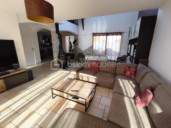 A 5mns de Claye-Souilly, au sein d’une petite commune paisible venez découvrir cette magnifique maison de 210m2, édifiée sur parcelle de plus de 800 m².

Dès l'entrée, vous serez séduit par sa pièce de vie de plus de 60m2 et sa grande verrière de 16m2 au niveau du toit, offrant un magnifique puit de lumière. 
Cuisine ouverte entièrement équipée et aménagée, poêle à bois et accès direct à la terrasse. 
Toujours au rdc, un bureau ou chambre de près de 12m2, une salle d’eau, un cellier et un wc.

À l'étage : Une superbe mezzanine de prêt de 16m², avec vue plongeante sur le séjour, dessert 4 belles chambres dont une suite parentale avec salle de douche, une grande salle de bain et un wc.

Au sous-sol : accessible depuis l'intérieur, une pièce de près de 35m2 a été aménagé en bar discothèque, idéale pour vos moments de détente et de fête.

Enfin, à l’extérieur, vous pourrez profiter d’une belle piscine pour vous rafraîchir et vous amuser.

Garage accessible de l’intérieur.
DPE C / C, chauffage gaz + poêle à bois (chaudière neuve 2025).
Ecole maternelle et primaire à proximité, crèche.
Roissy CDG à 15mns, gare RER B à 10mns