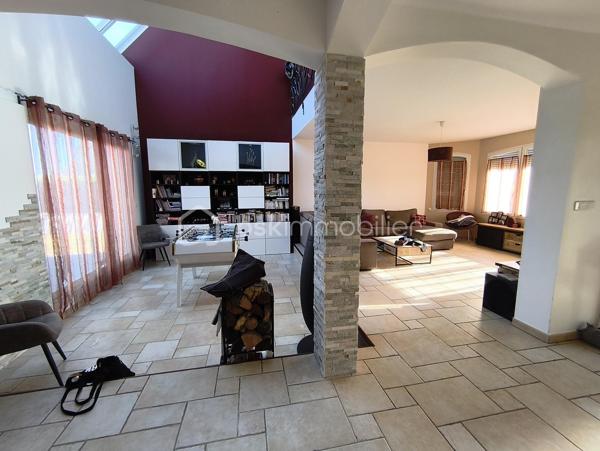A 5mns de Claye-Souilly, au sein d’une petite commune paisible venez découvrir cette magnifique maison de 210m2, édifiée sur parcelle de plus de 800 m².

Dès l'entrée, vous serez séduit par sa pièce de vie de plus de 60m2 et sa grande verrière de 16m2 au niveau du toit, offrant un magnifique puit de lumière. 
Cuisine ouverte entièrement équipée et aménagée, poêle à bois et accès direct à la terrasse. 
Toujours au rdc, un bureau ou chambre de près de 12m2, une salle d’eau, un cellier et un wc.

À l'étage : Une superbe mezzanine de prêt de 16m², avec vue plongeante sur le séjour, dessert 4 belles chambres dont une suite parentale avec salle de douche, une grande salle de bain et un wc.

Au sous-sol : accessible depuis l'intérieur, une pièce de près de 35m2 a été aménagé en bar discothèque, idéale pour vos moments de détente et de fête.

Enfin, à l’extérieur, vous pourrez profiter d’une belle piscine pour vous rafraîchir et vous amuser.

Garage accessible de l’intérieur.
DPE C / C, chauffage gaz + poêle à bois (chaudière neuve 2025).
Ecole maternelle et primaire à proximité, crèche.
Roissy CDG à 15mns, gare RER B à 10mns
