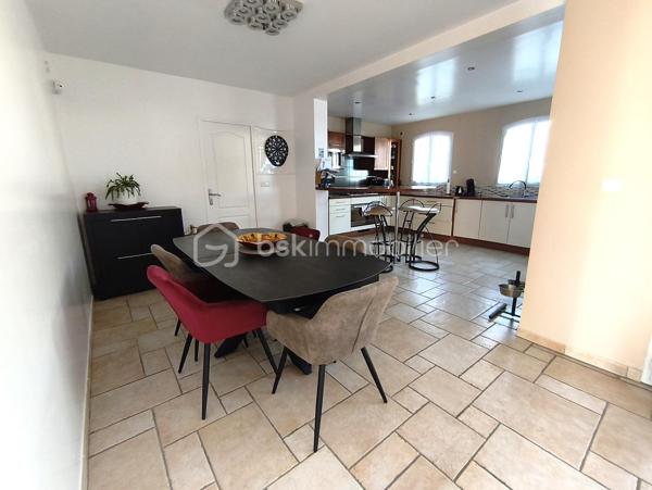 A 5mns de Claye-Souilly, au sein d’une petite commune paisible venez découvrir cette magnifique maison de 210m2, édifiée sur parcelle de plus de 800 m².

Dès l'entrée, vous serez séduit par sa pièce de vie de plus de 60m2 et sa grande verrière de 16m2 au niveau du toit, offrant un magnifique puit de lumière. 
Cuisine ouverte entièrement équipée et aménagée, poêle à bois et accès direct à la terrasse. 
Toujours au rdc, un bureau ou chambre de près de 12m2, une salle d’eau, un cellier et un wc.

À l'étage : Une superbe mezzanine de prêt de 16m², avec vue plongeante sur le séjour, dessert 4 belles chambres dont une suite parentale avec salle de douche, une grande salle de bain et un wc.

Au sous-sol : accessible depuis l'intérieur, une pièce de près de 35m2 a été aménagé en bar discothèque, idéale pour vos moments de détente et de fête.

Enfin, à l’extérieur, vous pourrez profiter d’une belle piscine pour vous rafraîchir et vous amuser.

Garage accessible de l’intérieur.
DPE C / C, chauffage gaz + poêle à bois (chaudière neuve 2025).
Ecole maternelle et primaire à proximité, crèche.
Roissy CDG à 15mns, gare RER B à 10mns