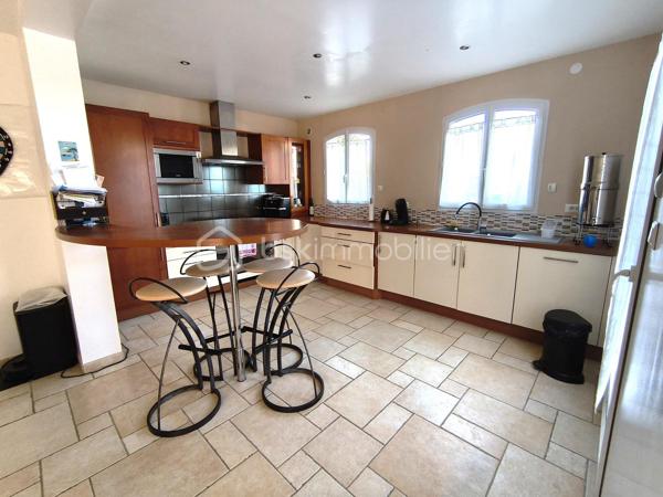 A 5mns de Claye-Souilly, au sein d’une petite commune paisible venez découvrir cette magnifique maison de 210m2, édifiée sur parcelle de plus de 800 m².

Dès l'entrée, vous serez séduit par sa pièce de vie de plus de 60m2 et sa grande verrière de 16m2 au niveau du toit, offrant un magnifique puit de lumière. 
Cuisine ouverte entièrement équipée et aménagée, poêle à bois et accès direct à la terrasse. 
Toujours au rdc, un bureau ou chambre de près de 12m2, une salle d’eau, un cellier et un wc.

À l'étage : Une superbe mezzanine de prêt de 16m², avec vue plongeante sur le séjour, dessert 4 belles chambres dont une suite parentale avec salle de douche, une grande salle de bain et un wc.

Au sous-sol : accessible depuis l'intérieur, une pièce de près de 35m2 a été aménagé en bar discothèque, idéale pour vos moments de détente et de fête.

Enfin, à l’extérieur, vous pourrez profiter d’une belle piscine pour vous rafraîchir et vous amuser.

Garage accessible de l’intérieur.
DPE C / C, chauffage gaz + poêle à bois (chaudière neuve 2025).
Ecole maternelle et primaire à proximité, crèche.
Roissy CDG à 15mns, gare RER B à 10mns