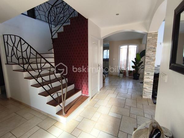 A 5mns de Claye-Souilly, au sein d’une petite commune paisible venez découvrir cette magnifique maison de 210m2, édifiée sur parcelle de plus de 800 m².

Dès l'entrée, vous serez séduit par sa pièce de vie de plus de 60m2 et sa grande verrière de 16m2 au niveau du toit, offrant un magnifique puit de lumière. 
Cuisine ouverte entièrement équipée et aménagée, poêle à bois et accès direct à la terrasse. 
Toujours au rdc, un bureau ou chambre de près de 12m2, une salle d’eau, un cellier et un wc.

À l'étage : Une superbe mezzanine de prêt de 16m², avec vue plongeante sur le séjour, dessert 4 belles chambres dont une suite parentale avec salle de douche, une grande salle de bain et un wc.

Au sous-sol : accessible depuis l'intérieur, une pièce de près de 35m2 a été aménagé en bar discothèque, idéale pour vos moments de détente et de fête.

Enfin, à l’extérieur, vous pourrez profiter d’une belle piscine pour vous rafraîchir et vous amuser.

Garage accessible de l’intérieur.
DPE C / C, chauffage gaz + poêle à bois (chaudière neuve 2025).
Ecole maternelle et primaire à proximité, crèche.
Roissy CDG à 15mns, gare RER B à 10mns