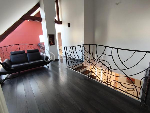 A 5mns de Claye-Souilly, au sein d’une petite commune paisible venez découvrir cette magnifique maison de 210m2, édifiée sur parcelle de plus de 800 m².

Dès l'entrée, vous serez séduit par sa pièce de vie de plus de 60m2 et sa grande verrière de 16m2 au niveau du toit, offrant un magnifique puit de lumière. 
Cuisine ouverte entièrement équipée et aménagée, poêle à bois et accès direct à la terrasse. 
Toujours au rdc, un bureau ou chambre de près de 12m2, une salle d’eau, un cellier et un wc.

À l'étage : Une superbe mezzanine de prêt de 16m², avec vue plongeante sur le séjour, dessert 4 belles chambres dont une suite parentale avec salle de douche, une grande salle de bain et un wc.

Au sous-sol : accessible depuis l'intérieur, une pièce de près de 35m2 a été aménagé en bar discothèque, idéale pour vos moments de détente et de fête.

Enfin, à l’extérieur, vous pourrez profiter d’une belle piscine pour vous rafraîchir et vous amuser.

Garage accessible de l’intérieur.
DPE C / C, chauffage gaz + poêle à bois (chaudière neuve 2025).
Ecole maternelle et primaire à proximité, crèche.
Roissy CDG à 15mns, gare RER B à 10mns