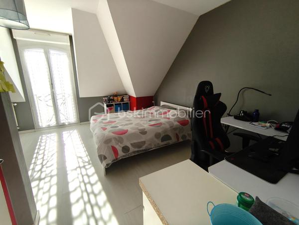 A 5mns de Claye-Souilly, au sein d’une petite commune paisible venez découvrir cette magnifique maison de 210m2, édifiée sur parcelle de plus de 800 m².

Dès l'entrée, vous serez séduit par sa pièce de vie de plus de 60m2 et sa grande verrière de 16m2 au niveau du toit, offrant un magnifique puit de lumière. 
Cuisine ouverte entièrement équipée et aménagée, poêle à bois et accès direct à la terrasse. 
Toujours au rdc, un bureau ou chambre de près de 12m2, une salle d’eau, un cellier et un wc.

À l'étage : Une superbe mezzanine de prêt de 16m², avec vue plongeante sur le séjour, dessert 4 belles chambres dont une suite parentale avec salle de douche, une grande salle de bain et un wc.

Au sous-sol : accessible depuis l'intérieur, une pièce de près de 35m2 a été aménagé en bar discothèque, idéale pour vos moments de détente et de fête.

Enfin, à l’extérieur, vous pourrez profiter d’une belle piscine pour vous rafraîchir et vous amuser.

Garage accessible de l’intérieur.
DPE C / C, chauffage gaz + poêle à bois (chaudière neuve 2025).
Ecole maternelle et primaire à proximité, crèche.
Roissy CDG à 15mns, gare RER B à 10mns