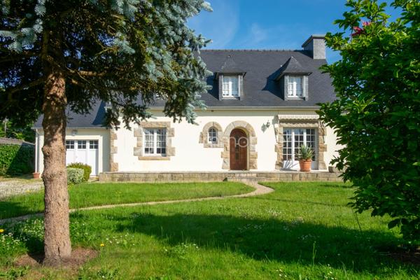 Cette Jolie Maison type néo bretonne, sous toiture ardoise, implantée sur un jardin de près de 2000m2 végétalisé, saura séduire une famille active souhaitant vivre en périphérie de Lannion avec accès rapide à la 4 voie. 
La maison principale est composée d’un grand hall d’entrée (12m2 env) desservant une cuisine dinatoire (15m2 env), un salon salle à manger avec cheminée insert, une chambre (12m2 env), une salle d’eau, un wc. 
A l’étage, pallier desservant 3 chambres dont 2 munies d’un espace type dressing à aménager, un cabinet de toilette avec lavabo et wc.
Un garage (avec grenier) avec point d’eau et chaudière est accessible par la cuisine.

Chaudière fuel en bon état de fonctionnement (mais aisément remplaçable par une PAC)
Assainissement individuel

La maison bien entretenue et de construction solide attend donc juste votre inspiration pour lui redonner une petite touche de modernité.

Le bonus ? 
Au fond du terrain, une dépendance en pierre nécessitant des travaux de rénovation attend vos projets.
Garage sur dalle et sous bac acier, maisonnette (env 40m2 au sol) avec possibilité d’aménager des pièces à l’étage (toiture ardoise et charpente neuves), et enfin une dépendance à rénover intégralement (env 30m2 au sol) accolée.
Ces espaces se prêteront aisément à de multiples projets : Locatif annuel ou saisonnier, logement étudiant pour un revenu complémentaire, local professionnel si vous êtes artisan ou libéral ou simplement logement indépendant pour accueillir une partie de votre famille ou vos amis ...
La distance à la maison principale et la dimension du terrain permettent en effet d’imaginer plusieurs scénarios où chacun est bien chez soi.

Cette maison est Idéalement bien placée, Rospez est à 15 min du bord de mer, à 3 min de la 4 voies et à moins de 10 min de Lannion.
N'attendez pas ! Contactez-moi !