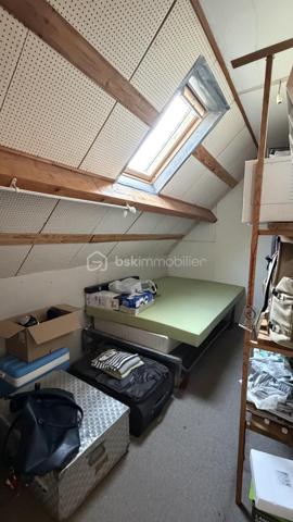 Cette Jolie Maison type néo bretonne, sous toiture ardoise, implantée sur un jardin de près de 2000m2 végétalisé, saura séduire une famille active souhaitant vivre en périphérie de Lannion avec accès rapide à la 4 voie. 
La maison principale est composée d’un grand hall d’entrée (12m2 env) desservant une cuisine dinatoire (15m2 env), un salon salle à manger avec cheminée insert, une chambre (12m2 env), une salle d’eau, un wc. 
A l’étage, pallier desservant 3 chambres dont 2 munies d’un espace type dressing à aménager, un cabinet de toilette avec lavabo et wc.
Un garage (avec grenier) avec point d’eau et chaudière est accessible par la cuisine.

Chaudière fuel en bon état de fonctionnement (mais aisément remplaçable par une PAC)
Assainissement individuel

La maison bien entretenue et de construction solide attend donc juste votre inspiration pour lui redonner une petite touche de modernité.

Le bonus ? 
Au fond du terrain, une dépendance en pierre nécessitant des travaux de rénovation attend vos projets.
Garage sur dalle et sous bac acier, maisonnette (env 40m2 au sol) avec possibilité d’aménager des pièces à l’étage (toiture ardoise et charpente neuves), et enfin une dépendance à rénover intégralement (env 30m2 au sol) accolée.
Ces espaces se prêteront aisément à de multiples projets : Locatif annuel ou saisonnier, logement étudiant pour un revenu complémentaire, local professionnel si vous êtes artisan ou libéral ou simplement logement indépendant pour accueillir une partie de votre famille ou vos amis ...
La distance à la maison principale et la dimension du terrain permettent en effet d’imaginer plusieurs scénarios où chacun est bien chez soi.

Cette maison est Idéalement bien placée, Rospez est à 15 min du bord de mer, à 3 min de la 4 voies et à moins de 10 min de Lannion.
N'attendez pas ! Contactez-moi !