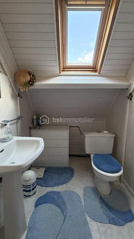 Cette Jolie Maison type néo bretonne, sous toiture ardoise, implantée sur un jardin de près de 2000m2 végétalisé, saura séduire une famille active souhaitant vivre en périphérie de Lannion avec accès rapide à la 4 voie. 
La maison principale est composée d’un grand hall d’entrée (12m2 env) desservant une cuisine dinatoire (15m2 env), un salon salle à manger avec cheminée insert, une chambre (12m2 env), une salle d’eau, un wc. 
A l’étage, pallier desservant 3 chambres dont 2 munies d’un espace type dressing à aménager, un cabinet de toilette avec lavabo et wc.
Un garage (avec grenier) avec point d’eau et chaudière est accessible par la cuisine.

Chaudière fuel en bon état de fonctionnement (mais aisément remplaçable par une PAC)
Assainissement individuel

La maison bien entretenue et de construction solide attend donc juste votre inspiration pour lui redonner une petite touche de modernité.

Le bonus ? 
Au fond du terrain, une dépendance en pierre nécessitant des travaux de rénovation attend vos projets.
Garage sur dalle et sous bac acier, maisonnette (env 40m2 au sol) avec possibilité d’aménager des pièces à l’étage (toiture ardoise et charpente neuves), et enfin une dépendance à rénover intégralement (env 30m2 au sol) accolée.
Ces espaces se prêteront aisément à de multiples projets : Locatif annuel ou saisonnier, logement étudiant pour un revenu complémentaire, local professionnel si vous êtes artisan ou libéral ou simplement logement indépendant pour accueillir une partie de votre famille ou vos amis ...
La distance à la maison principale et la dimension du terrain permettent en effet d’imaginer plusieurs scénarios où chacun est bien chez soi.

Cette maison est Idéalement bien placée, Rospez est à 15 min du bord de mer, à 3 min de la 4 voies et à moins de 10 min de Lannion.
N'attendez pas ! Contactez-moi !