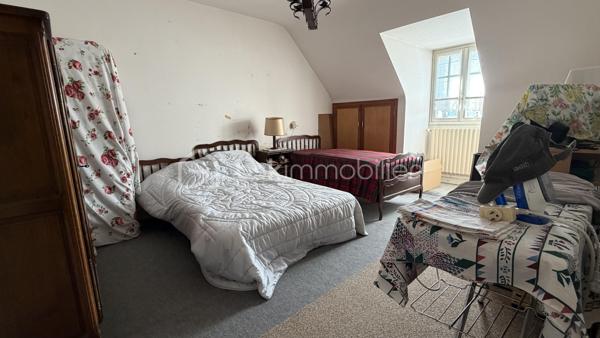Cette Jolie Maison type néo bretonne, sous toiture ardoise, implantée sur un jardin de près de 2000m2 végétalisé, saura séduire une famille active souhaitant vivre en périphérie de Lannion avec accès rapide à la 4 voie. 
La maison principale est composée d’un grand hall d’entrée (12m2 env) desservant une cuisine dinatoire (15m2 env), un salon salle à manger avec cheminée insert, une chambre (12m2 env), une salle d’eau, un wc. 
A l’étage, pallier desservant 3 chambres dont 2 munies d’un espace type dressing à aménager, un cabinet de toilette avec lavabo et wc.
Un garage (avec grenier) avec point d’eau et chaudière est accessible par la cuisine.

Chaudière fuel en bon état de fonctionnement (mais aisément remplaçable par une PAC)
Assainissement individuel

La maison bien entretenue et de construction solide attend donc juste votre inspiration pour lui redonner une petite touche de modernité.

Le bonus ? 
Au fond du terrain, une dépendance en pierre nécessitant des travaux de rénovation attend vos projets.
Garage sur dalle et sous bac acier, maisonnette (env 40m2 au sol) avec possibilité d’aménager des pièces à l’étage (toiture ardoise et charpente neuves), et enfin une dépendance à rénover intégralement (env 30m2 au sol) accolée.
Ces espaces se prêteront aisément à de multiples projets : Locatif annuel ou saisonnier, logement étudiant pour un revenu complémentaire, local professionnel si vous êtes artisan ou libéral ou simplement logement indépendant pour accueillir une partie de votre famille ou vos amis ...
La distance à la maison principale et la dimension du terrain permettent en effet d’imaginer plusieurs scénarios où chacun est bien chez soi.

Cette maison est Idéalement bien placée, Rospez est à 15 min du bord de mer, à 3 min de la 4 voies et à moins de 10 min de Lannion.
N'attendez pas ! Contactez-moi !