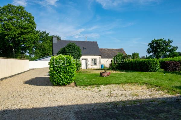 Cette Jolie Maison type néo bretonne, sous toiture ardoise, implantée sur un jardin de près de 2000m2 végétalisé, saura séduire une famille active souhaitant vivre en périphérie de Lannion avec accès rapide à la 4 voie. 
La maison principale est composée d’un grand hall d’entrée (12m2 env) desservant une cuisine dinatoire (15m2 env), un salon salle à manger avec cheminée insert, une chambre (12m2 env), une salle d’eau, un wc. 
A l’étage, pallier desservant 3 chambres dont 2 munies d’un espace type dressing à aménager, un cabinet de toilette avec lavabo et wc.
Un garage (avec grenier) avec point d’eau et chaudière est accessible par la cuisine.

Chaudière fuel en bon état de fonctionnement (mais aisément remplaçable par une PAC)
Assainissement individuel

La maison bien entretenue et de construction solide attend donc juste votre inspiration pour lui redonner une petite touche de modernité.

Le bonus ? 
Au fond du terrain, une dépendance en pierre nécessitant des travaux de rénovation attend vos projets.
Garage sur dalle et sous bac acier, maisonnette (env 40m2 au sol) avec possibilité d’aménager des pièces à l’étage (toiture ardoise et charpente neuves), et enfin une dépendance à rénover intégralement (env 30m2 au sol) accolée.
Ces espaces se prêteront aisément à de multiples projets : Locatif annuel ou saisonnier, logement étudiant pour un revenu complémentaire, local professionnel si vous êtes artisan ou libéral ou simplement logement indépendant pour accueillir une partie de votre famille ou vos amis ...
La distance à la maison principale et la dimension du terrain permettent en effet d’imaginer plusieurs scénarios où chacun est bien chez soi.

Cette maison est Idéalement bien placée, Rospez est à 15 min du bord de mer, à 3 min de la 4 voies et à moins de 10 min de Lannion.
N'attendez pas ! Contactez-moi !