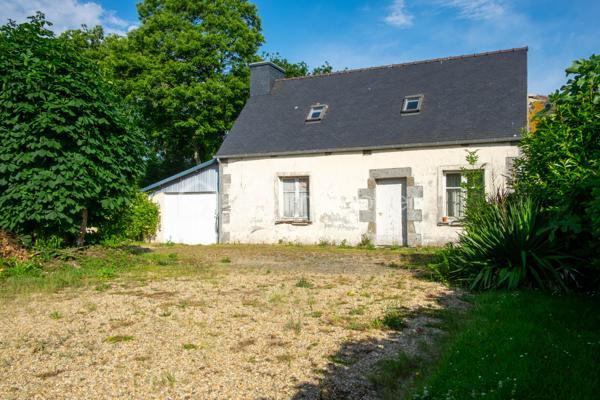 Cette Jolie Maison type néo bretonne, sous toiture ardoise, implantée sur un jardin de près de 2000m2 végétalisé, saura séduire une famille active souhaitant vivre en périphérie de Lannion avec accès rapide à la 4 voie. 
La maison principale est composée d’un grand hall d’entrée (12m2 env) desservant une cuisine dinatoire (15m2 env), un salon salle à manger avec cheminée insert, une chambre (12m2 env), une salle d’eau, un wc. 
A l’étage, pallier desservant 3 chambres dont 2 munies d’un espace type dressing à aménager, un cabinet de toilette avec lavabo et wc.
Un garage (avec grenier) avec point d’eau et chaudière est accessible par la cuisine.

Chaudière fuel en bon état de fonctionnement (mais aisément remplaçable par une PAC)
Assainissement individuel

La maison bien entretenue et de construction solide attend donc juste votre inspiration pour lui redonner une petite touche de modernité.

Le bonus ? 
Au fond du terrain, une dépendance en pierre nécessitant des travaux de rénovation attend vos projets.
Garage sur dalle et sous bac acier, maisonnette (env 40m2 au sol) avec possibilité d’aménager des pièces à l’étage (toiture ardoise et charpente neuves), et enfin une dépendance à rénover intégralement (env 30m2 au sol) accolée.
Ces espaces se prêteront aisément à de multiples projets : Locatif annuel ou saisonnier, logement étudiant pour un revenu complémentaire, local professionnel si vous êtes artisan ou libéral ou simplement logement indépendant pour accueillir une partie de votre famille ou vos amis ...
La distance à la maison principale et la dimension du terrain permettent en effet d’imaginer plusieurs scénarios où chacun est bien chez soi.

Cette maison est Idéalement bien placée, Rospez est à 15 min du bord de mer, à 3 min de la 4 voies et à moins de 10 min de Lannion.
N'attendez pas ! Contactez-moi !