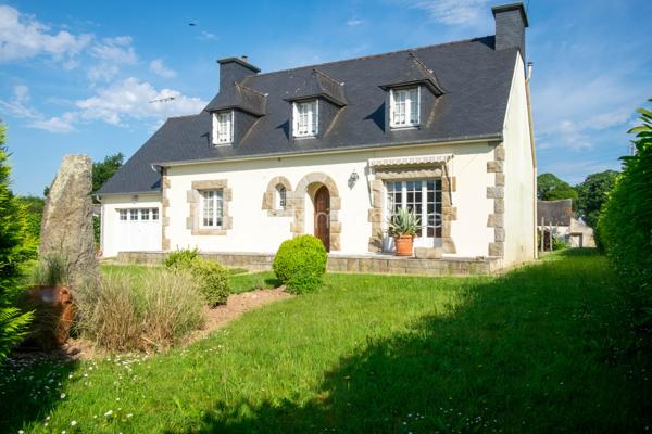 Cette Jolie Maison type néo bretonne, sous toiture ardoise, implantée sur un jardin de près de 2000m2 végétalisé, saura séduire une famille active souhaitant vivre en périphérie de Lannion avec accès rapide à la 4 voie. 
La maison principale est composée d’un grand hall d’entrée (12m2 env) desservant une cuisine dinatoire (15m2 env), un salon salle à manger avec cheminée insert, une chambre (12m2 env), une salle d’eau, un wc. 
A l’étage, pallier desservant 3 chambres dont 2 munies d’un espace type dressing à aménager, un cabinet de toilette avec lavabo et wc.
Un garage (avec grenier) avec point d’eau et chaudière est accessible par la cuisine.

Chaudière fuel en bon état de fonctionnement (mais aisément remplaçable par une PAC)
Assainissement individuel

La maison bien entretenue et de construction solide attend donc juste votre inspiration pour lui redonner une petite touche de modernité.

Le bonus ? 
Au fond du terrain, une dépendance en pierre nécessitant des travaux de rénovation attend vos projets.
Garage sur dalle et sous bac acier, maisonnette (env 40m2 au sol) avec possibilité d’aménager des pièces à l’étage (toiture ardoise et charpente neuves), et enfin une dépendance à rénover intégralement (env 30m2 au sol) accolée.
Ces espaces se prêteront aisément à de multiples projets : Locatif annuel ou saisonnier, logement étudiant pour un revenu complémentaire, local professionnel si vous êtes artisan ou libéral ou simplement logement indépendant pour accueillir une partie de votre famille ou vos amis ...
La distance à la maison principale et la dimension du terrain permettent en effet d’imaginer plusieurs scénarios où chacun est bien chez soi.

Cette maison est Idéalement bien placée, Rospez est à 15 min du bord de mer, à 3 min de la 4 voies et à moins de 10 min de Lannion.
N'attendez pas ! Contactez-moi !