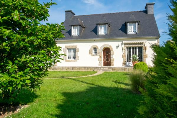 Cette Jolie Maison type néo bretonne, sous toiture ardoise, implantée sur un jardin de près de 2000m2 végétalisé, saura séduire une famille active souhaitant vivre en périphérie de Lannion avec accès rapide à la 4 voie. 
La maison principale est composée d’un grand hall d’entrée (12m2 env) desservant une cuisine dinatoire (15m2 env), un salon salle à manger avec cheminée insert, une chambre (12m2 env), une salle d’eau, un wc. 
A l’étage, pallier desservant 3 chambres dont 2 munies d’un espace type dressing à aménager, un cabinet de toilette avec lavabo et wc.
Un garage (avec grenier) avec point d’eau et chaudière est accessible par la cuisine.

Chaudière fuel en bon état de fonctionnement (mais aisément remplaçable par une PAC)
Assainissement individuel

La maison bien entretenue et de construction solide attend donc juste votre inspiration pour lui redonner une petite touche de modernité.

Le bonus ? 
Au fond du terrain, une dépendance en pierre nécessitant des travaux de rénovation attend vos projets.
Garage sur dalle et sous bac acier, maisonnette (env 40m2 au sol) avec possibilité d’aménager des pièces à l’étage (toiture ardoise et charpente neuves), et enfin une dépendance à rénover intégralement (env 30m2 au sol) accolée.
Ces espaces se prêteront aisément à de multiples projets : Locatif annuel ou saisonnier, logement étudiant pour un revenu complémentaire, local professionnel si vous êtes artisan ou libéral ou simplement logement indépendant pour accueillir une partie de votre famille ou vos amis ...
La distance à la maison principale et la dimension du terrain permettent en effet d’imaginer plusieurs scénarios où chacun est bien chez soi.

Cette maison est Idéalement bien placée, Rospez est à 15 min du bord de mer, à 3 min de la 4 voies et à moins de 10 min de Lannion.
N'attendez pas ! Contactez-moi !