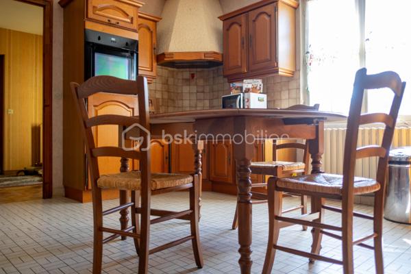 Cette Jolie Maison type néo bretonne, sous toiture ardoise, implantée sur un jardin de près de 2000m2 végétalisé, saura séduire une famille active souhaitant vivre en périphérie de Lannion avec accès rapide à la 4 voie. 
La maison principale est composée d’un grand hall d’entrée (12m2 env) desservant une cuisine dinatoire (15m2 env), un salon salle à manger avec cheminée insert, une chambre (12m2 env), une salle d’eau, un wc. 
A l’étage, pallier desservant 3 chambres dont 2 munies d’un espace type dressing à aménager, un cabinet de toilette avec lavabo et wc.
Un garage (avec grenier) avec point d’eau et chaudière est accessible par la cuisine.

Chaudière fuel en bon état de fonctionnement (mais aisément remplaçable par une PAC)
Assainissement individuel

La maison bien entretenue et de construction solide attend donc juste votre inspiration pour lui redonner une petite touche de modernité.

Le bonus ? 
Au fond du terrain, une dépendance en pierre nécessitant des travaux de rénovation attend vos projets.
Garage sur dalle et sous bac acier, maisonnette (env 40m2 au sol) avec possibilité d’aménager des pièces à l’étage (toiture ardoise et charpente neuves), et enfin une dépendance à rénover intégralement (env 30m2 au sol) accolée.
Ces espaces se prêteront aisément à de multiples projets : Locatif annuel ou saisonnier, logement étudiant pour un revenu complémentaire, local professionnel si vous êtes artisan ou libéral ou simplement logement indépendant pour accueillir une partie de votre famille ou vos amis ...
La distance à la maison principale et la dimension du terrain permettent en effet d’imaginer plusieurs scénarios où chacun est bien chez soi.

Cette maison est Idéalement bien placée, Rospez est à 15 min du bord de mer, à 3 min de la 4 voies et à moins de 10 min de Lannion.
N'attendez pas ! Contactez-moi !