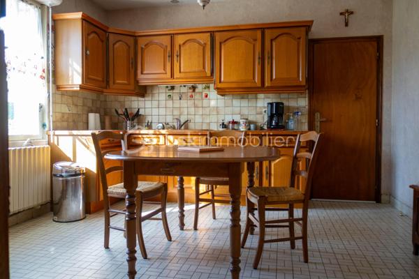 Cette Jolie Maison type néo bretonne, sous toiture ardoise, implantée sur un jardin de près de 2000m2 végétalisé, saura séduire une famille active souhaitant vivre en périphérie de Lannion avec accès rapide à la 4 voie. 
La maison principale est composée d’un grand hall d’entrée (12m2 env) desservant une cuisine dinatoire (15m2 env), un salon salle à manger avec cheminée insert, une chambre (12m2 env), une salle d’eau, un wc. 
A l’étage, pallier desservant 3 chambres dont 2 munies d’un espace type dressing à aménager, un cabinet de toilette avec lavabo et wc.
Un garage (avec grenier) avec point d’eau et chaudière est accessible par la cuisine.

Chaudière fuel en bon état de fonctionnement (mais aisément remplaçable par une PAC)
Assainissement individuel

La maison bien entretenue et de construction solide attend donc juste votre inspiration pour lui redonner une petite touche de modernité.

Le bonus ? 
Au fond du terrain, une dépendance en pierre nécessitant des travaux de rénovation attend vos projets.
Garage sur dalle et sous bac acier, maisonnette (env 40m2 au sol) avec possibilité d’aménager des pièces à l’étage (toiture ardoise et charpente neuves), et enfin une dépendance à rénover intégralement (env 30m2 au sol) accolée.
Ces espaces se prêteront aisément à de multiples projets : Locatif annuel ou saisonnier, logement étudiant pour un revenu complémentaire, local professionnel si vous êtes artisan ou libéral ou simplement logement indépendant pour accueillir une partie de votre famille ou vos amis ...
La distance à la maison principale et la dimension du terrain permettent en effet d’imaginer plusieurs scénarios où chacun est bien chez soi.

Cette maison est Idéalement bien placée, Rospez est à 15 min du bord de mer, à 3 min de la 4 voies et à moins de 10 min de Lannion.
N'attendez pas ! Contactez-moi !