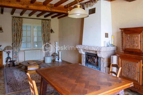 Cette Jolie Maison type néo bretonne, sous toiture ardoise, implantée sur un jardin de près de 2000m2 végétalisé, saura séduire une famille active souhaitant vivre en périphérie de Lannion avec accès rapide à la 4 voie. 
La maison principale est composée d’un grand hall d’entrée (12m2 env) desservant une cuisine dinatoire (15m2 env), un salon salle à manger avec cheminée insert, une chambre (12m2 env), une salle d’eau, un wc. 
A l’étage, pallier desservant 3 chambres dont 2 munies d’un espace type dressing à aménager, un cabinet de toilette avec lavabo et wc.
Un garage (avec grenier) avec point d’eau et chaudière est accessible par la cuisine.

Chaudière fuel en bon état de fonctionnement (mais aisément remplaçable par une PAC)
Assainissement individuel

La maison bien entretenue et de construction solide attend donc juste votre inspiration pour lui redonner une petite touche de modernité.

Le bonus ? 
Au fond du terrain, une dépendance en pierre nécessitant des travaux de rénovation attend vos projets.
Garage sur dalle et sous bac acier, maisonnette (env 40m2 au sol) avec possibilité d’aménager des pièces à l’étage (toiture ardoise et charpente neuves), et enfin une dépendance à rénover intégralement (env 30m2 au sol) accolée.
Ces espaces se prêteront aisément à de multiples projets : Locatif annuel ou saisonnier, logement étudiant pour un revenu complémentaire, local professionnel si vous êtes artisan ou libéral ou simplement logement indépendant pour accueillir une partie de votre famille ou vos amis ...
La distance à la maison principale et la dimension du terrain permettent en effet d’imaginer plusieurs scénarios où chacun est bien chez soi.

Cette maison est Idéalement bien placée, Rospez est à 15 min du bord de mer, à 3 min de la 4 voies et à moins de 10 min de Lannion.
N'attendez pas ! Contactez-moi !