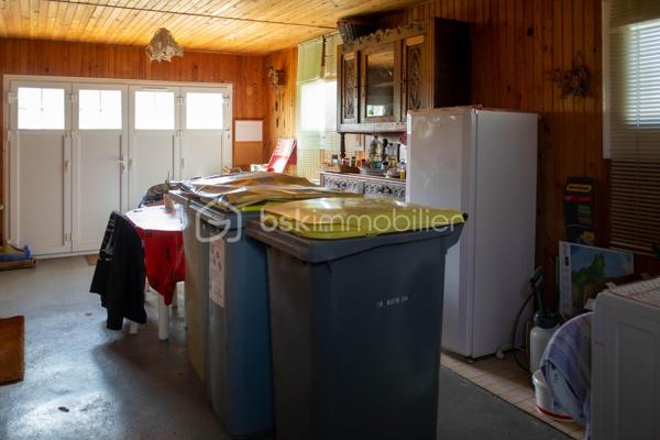 Cette Jolie Maison type néo bretonne, sous toiture ardoise, implantée sur un jardin de près de 2000m2 végétalisé, saura séduire une famille active souhaitant vivre en périphérie de Lannion avec accès rapide à la 4 voie. 
La maison principale est composée d’un grand hall d’entrée (12m2 env) desservant une cuisine dinatoire (15m2 env), un salon salle à manger avec cheminée insert, une chambre (12m2 env), une salle d’eau, un wc. 
A l’étage, pallier desservant 3 chambres dont 2 munies d’un espace type dressing à aménager, un cabinet de toilette avec lavabo et wc.
Un garage (avec grenier) avec point d’eau et chaudière est accessible par la cuisine.

Chaudière fuel en bon état de fonctionnement (mais aisément remplaçable par une PAC)
Assainissement individuel

La maison bien entretenue et de construction solide attend donc juste votre inspiration pour lui redonner une petite touche de modernité.

Le bonus ? 
Au fond du terrain, une dépendance en pierre nécessitant des travaux de rénovation attend vos projets.
Garage sur dalle et sous bac acier, maisonnette (env 40m2 au sol) avec possibilité d’aménager des pièces à l’étage (toiture ardoise et charpente neuves), et enfin une dépendance à rénover intégralement (env 30m2 au sol) accolée.
Ces espaces se prêteront aisément à de multiples projets : Locatif annuel ou saisonnier, logement étudiant pour un revenu complémentaire, local professionnel si vous êtes artisan ou libéral ou simplement logement indépendant pour accueillir une partie de votre famille ou vos amis ...
La distance à la maison principale et la dimension du terrain permettent en effet d’imaginer plusieurs scénarios où chacun est bien chez soi.

Cette maison est Idéalement bien placée, Rospez est à 15 min du bord de mer, à 3 min de la 4 voies et à moins de 10 min de Lannion.
N'attendez pas ! Contactez-moi !