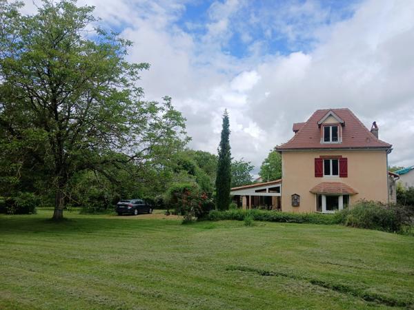 Propriété en bordure de ville dans un parc.