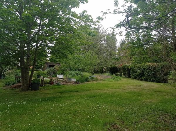 Propriété en bordure de ville dans un parc.