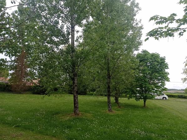 Propriété en bordure de ville dans un parc.
