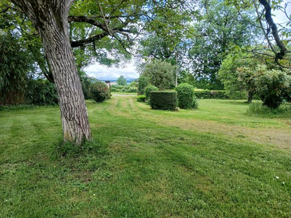 Propriété en bordure de ville dans un parc.