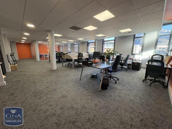 Local professionnel à louer 126m²