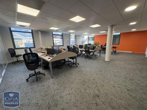 Local professionnel à louer 126m²