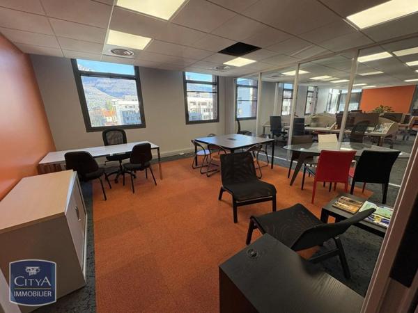 Local professionnel à louer 126m²