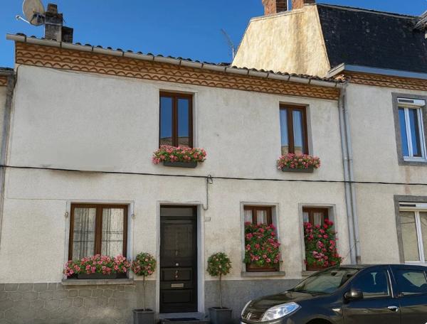 Maison de ville pleine de caractère, idéalement située dans la cité médiévale du Dorat