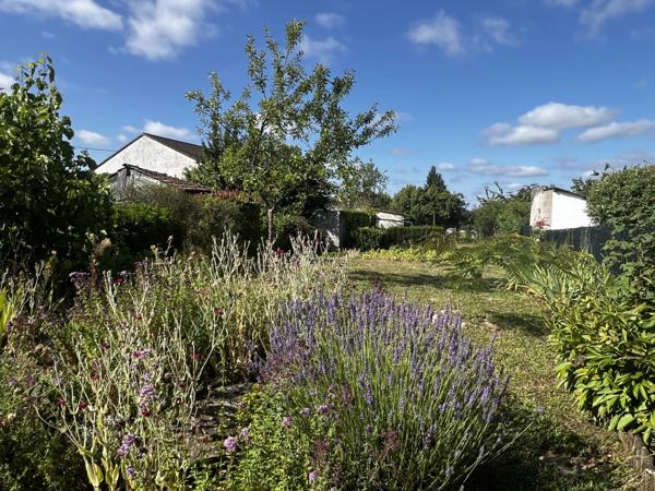 Maison de ville pleine de caractère, idéalement située dans la cité médiévale du Dorat