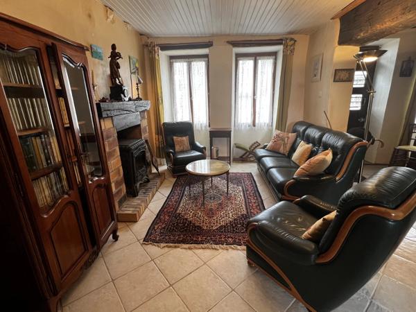 Maison de ville pleine de caractère, idéalement située dans la cité médiévale du Dorat