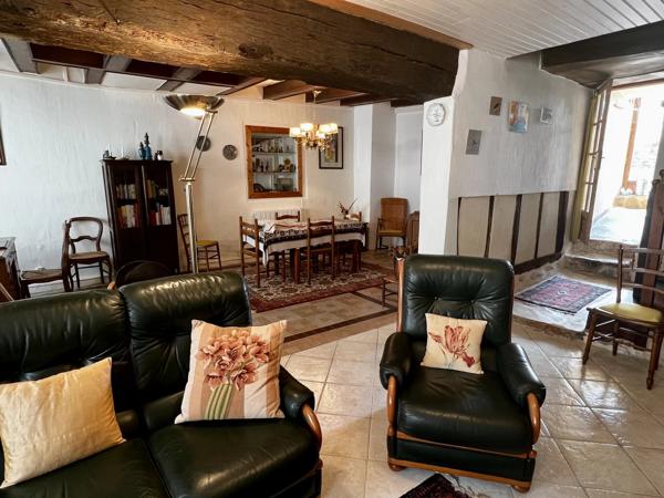 Maison de ville pleine de caractère, idéalement située dans la cité médiévale du Dorat