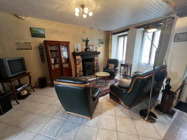 Maison de ville pleine de caractère, idéalement située dans la cité médiévale du Dorat