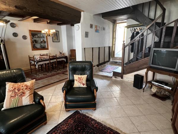 Maison de ville pleine de caractère, idéalement située dans la cité médiévale du Dorat