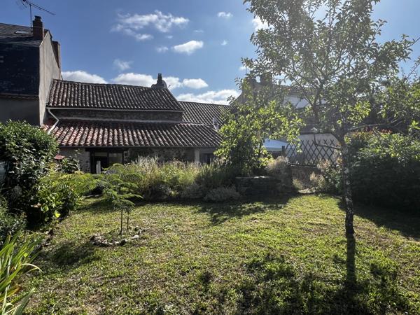 Maison de ville pleine de caractère, idéalement située dans la cité médiévale du Dorat